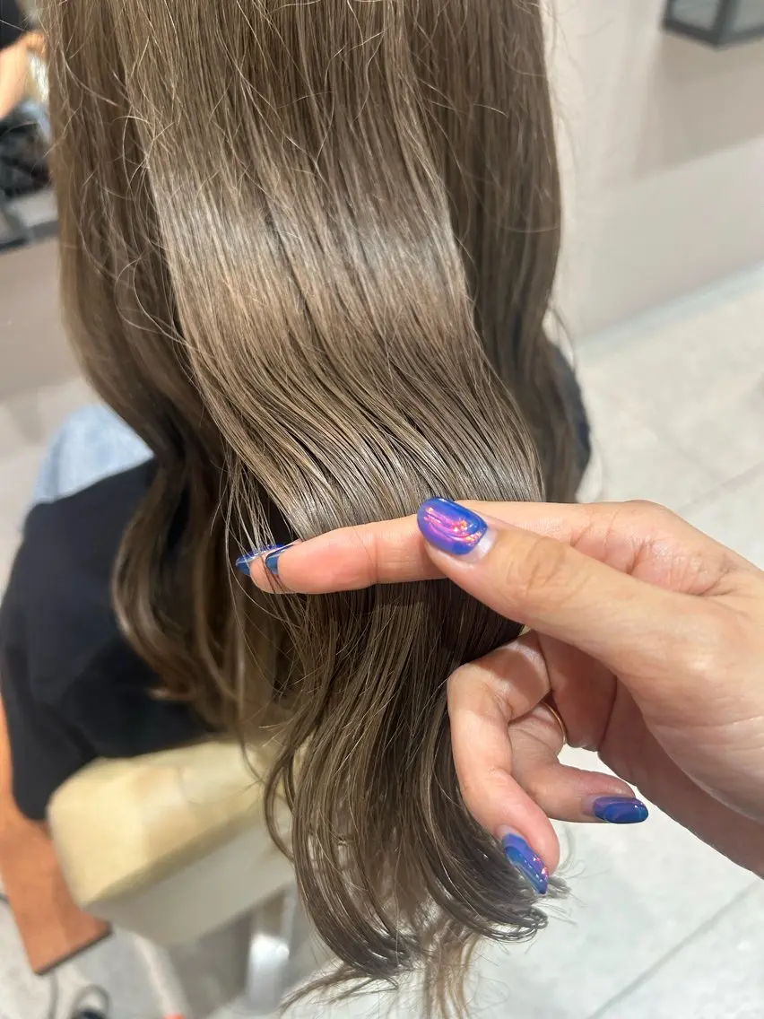 ロング カラー ブリーチ グレージュ オリーブグレージュ オリーブグレー 浅倉栞 /透明感カラーのヘアスタイル