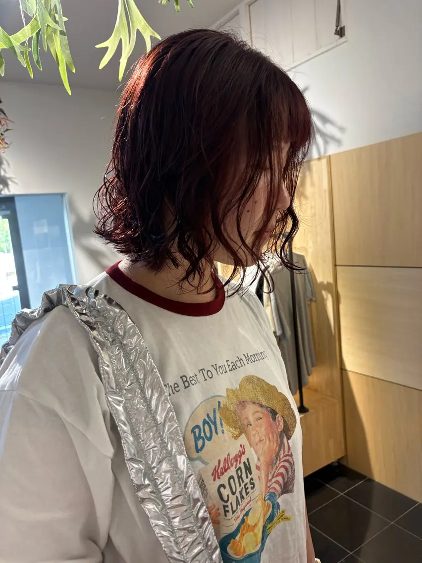 ショート カラー パーマ レッドカラー カット パーマ Yui⭐️ 透明感カラー🫧のヘアスタイル