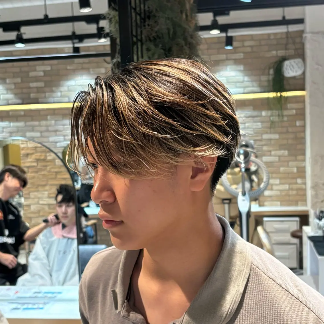 ショート カラー パーマ メンズ センターパート ニュアンスパーマ フェザー/シャドウ/ メッシュパーマのヘアスタイル
