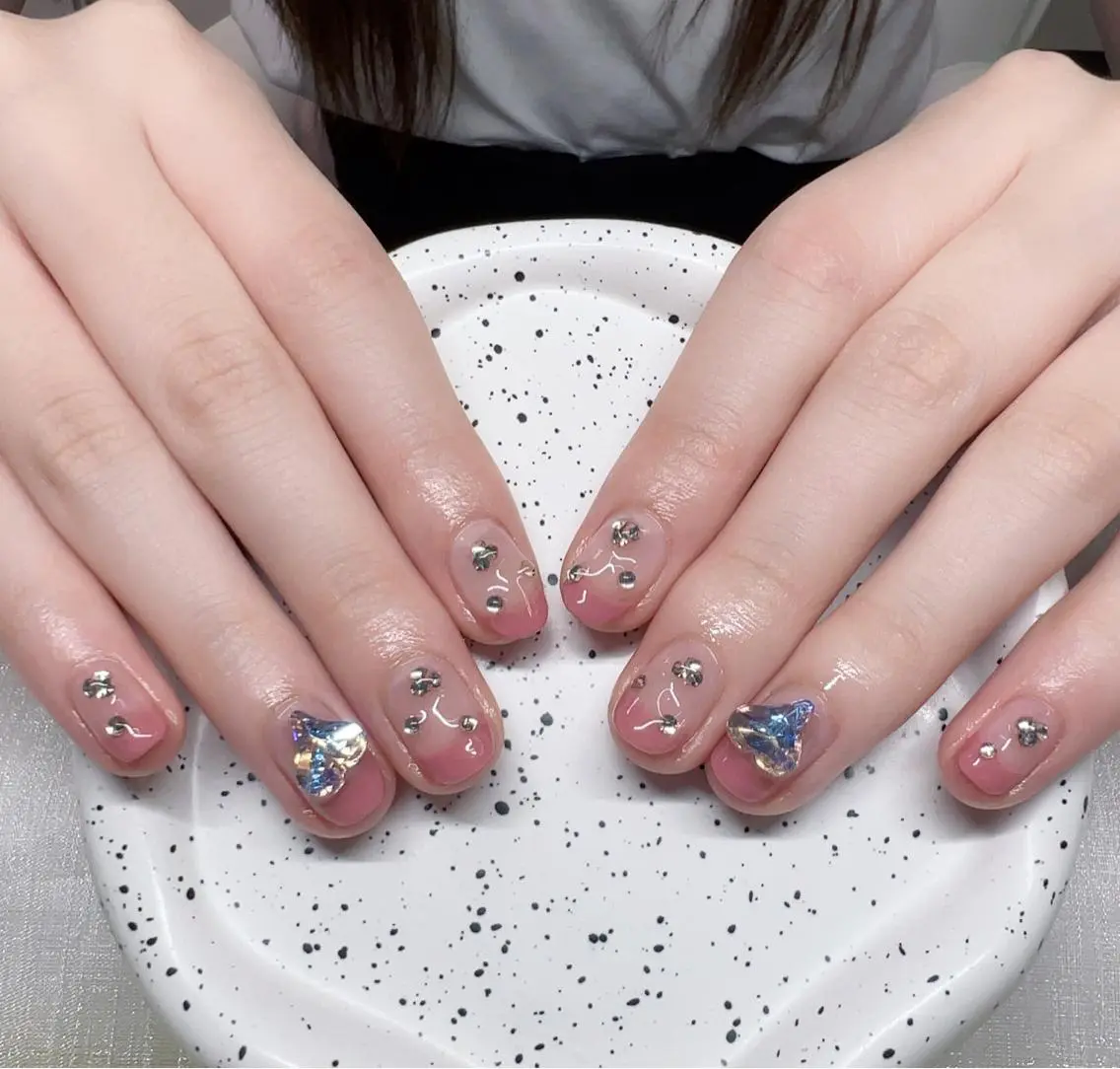 ネイル フレンチネイル ハート ワンホンネイル ハンドネイル AngelChris ビューティーサロンのネイルデザイン