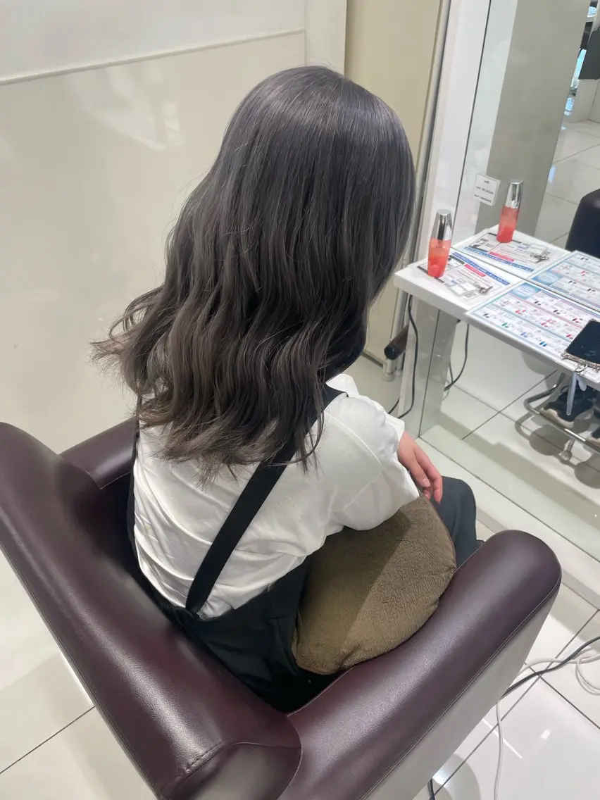 セミロング カラー yuzuna ハイトーン 天神のヘアスタイル