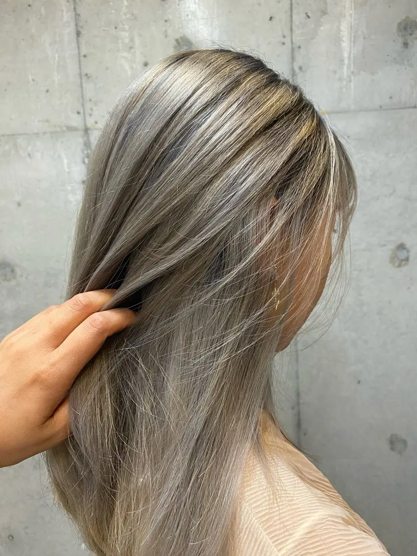 カラー ブリーチ シルバー 岡 舞唯のヘアスタイル