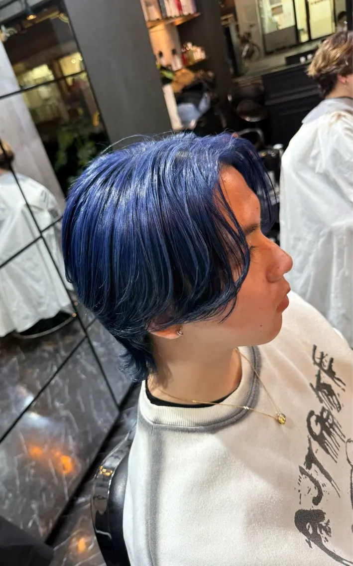 カラー メンズ メンズブリーチ メンズウルフカット ブリーチ ブルーカラー ネイビーカラー カット 辻 凜香のヘアスタイル