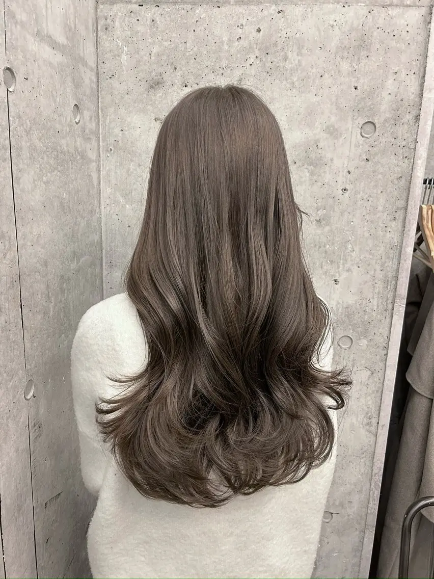 カラー グレージュ オリーブグレージュ オリーブグレー ウルフ/レイヤー/ ブリーチカラーのヘアスタイル