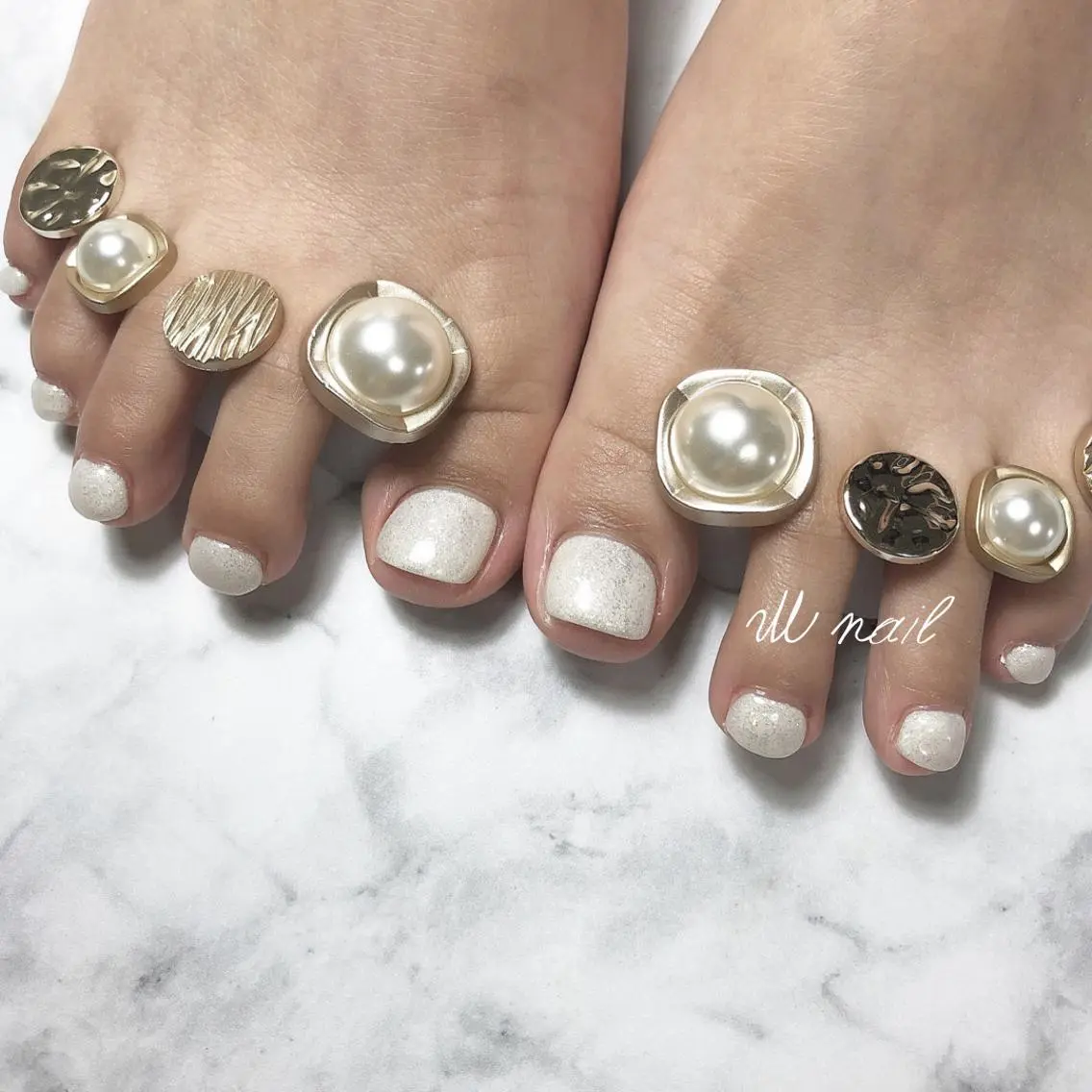 ネイル ラメ(グリッター) ホワイト フットネイル M nailのネイルデザイン
