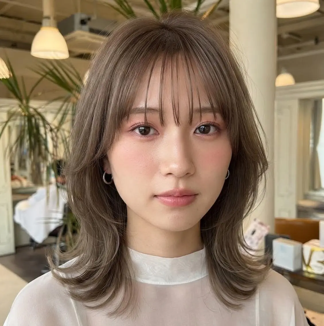 カラー ミディアム ミディアムレイヤー 透明感カラー グレージュ 顔まわりレイヤー レイヤーカット obje't cielのヘアスタイル