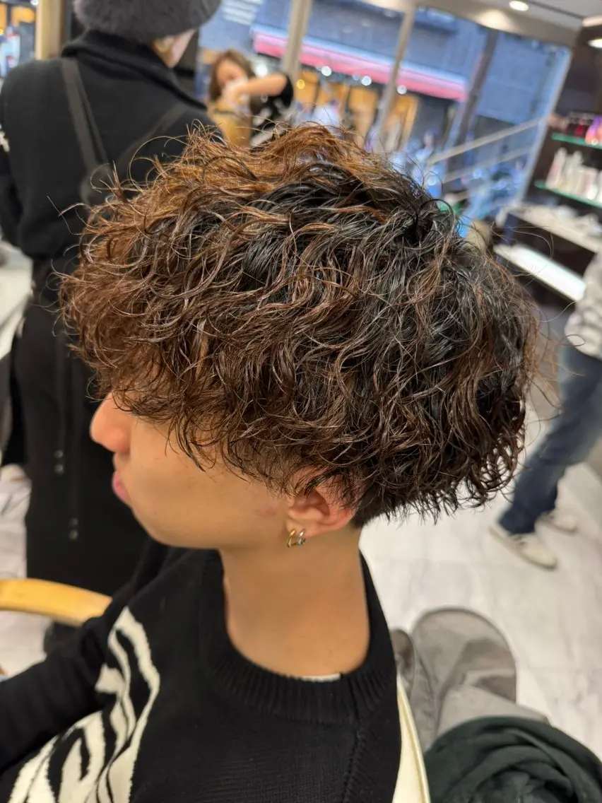 ショート パーマ ヘアアレンジ メンズ メンズブリーチ センターパート メンズハイトーン メンズ韓国風 メンズパーマ 目黒 碧人のヘアスタイル