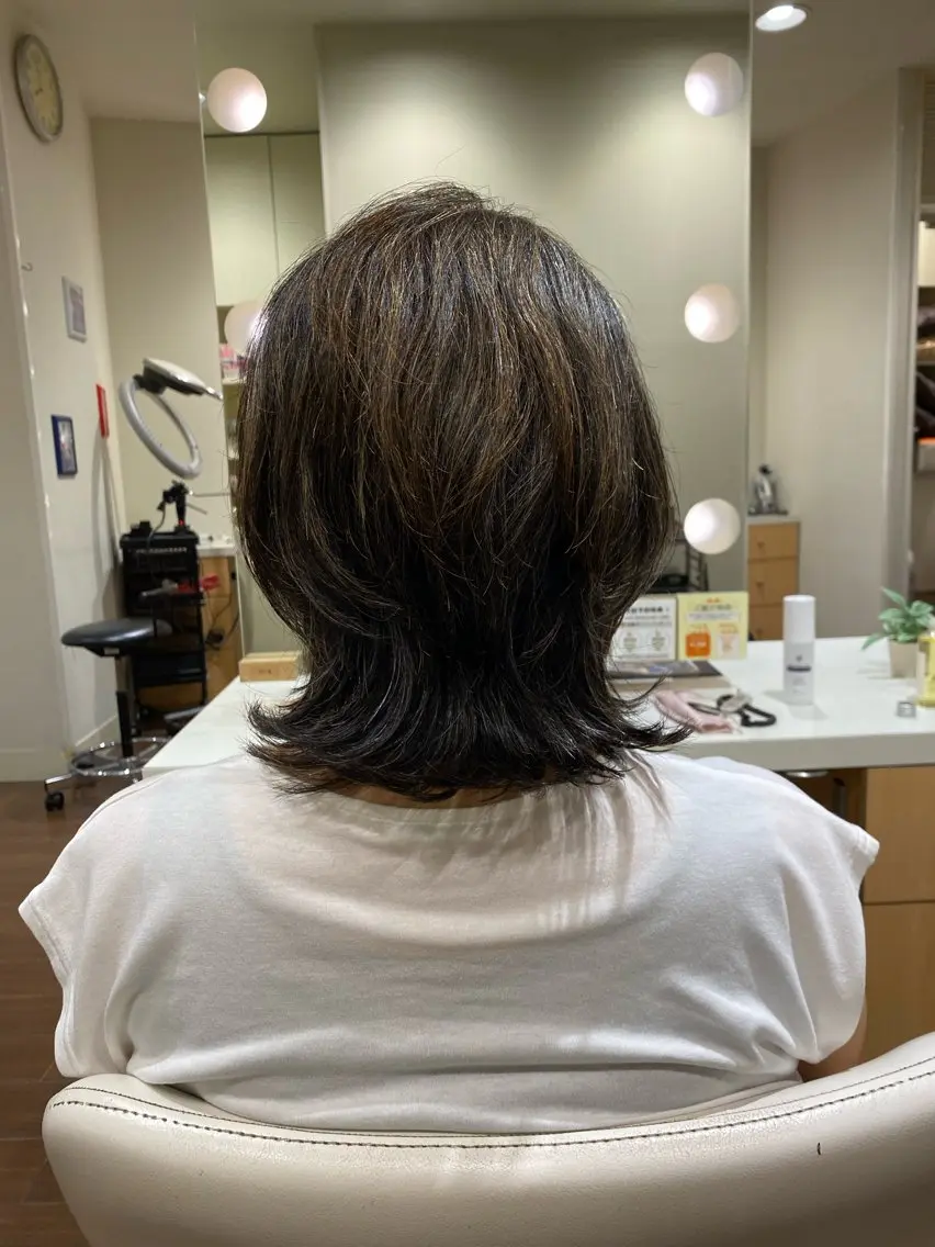 ミディアム レイヤーカット 外ハネヘア 島田 花梨のヘアスタイル