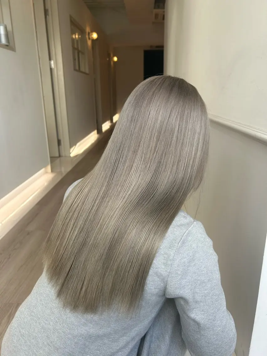 カラー ベージュカラー シルバー シルバーベージュ ニトウ レイナのヘアスタイル