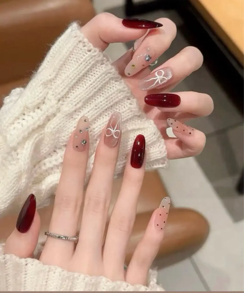 ハンド簡単デザイン6本ネイル+サビス2本ストン🎀の写真