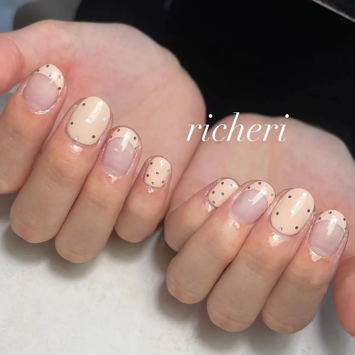 ミディアム ネイル 韓国風ヘア アートネイル ドット フレンチネイル ジェルネイル richeri beautyのエステ・リラクイメージ