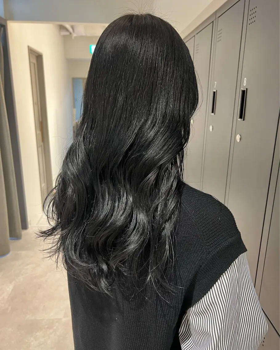ロング カラー 黒髪 ブルーカラー ブルーブラック 暗髪カラー🫐パーマ おくだりんかのヘアスタイル