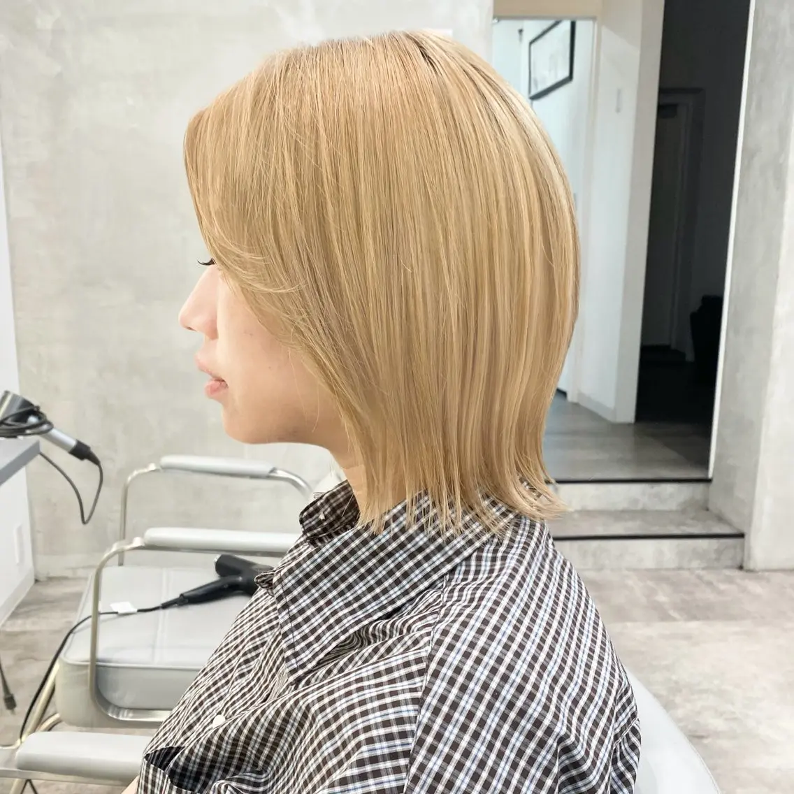 ショート カラー ボブレイヤー ベージュカラー ブリーチ ハイトーンカラー ミルクティーベージュ カット ヘアカラー ウルフカット/ハイト ーン/ayamiのヘアスタイル