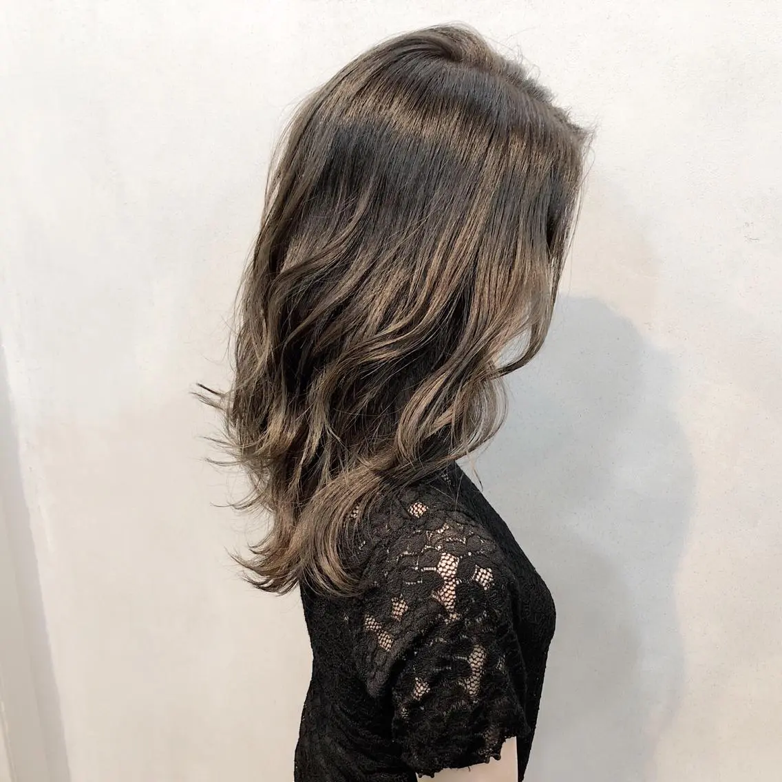 ミディアム カラー ヘアアレンジ アッシュ ベージュカラー グレージュ universe tokyoのヘアスタイル