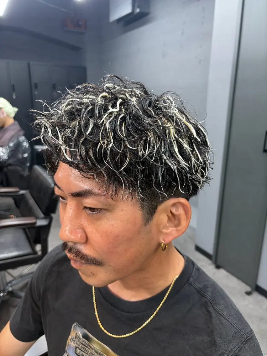 ショート ハイライト カット ヘアカラー パーマ 宮本 涼太郎のヘアスタイル