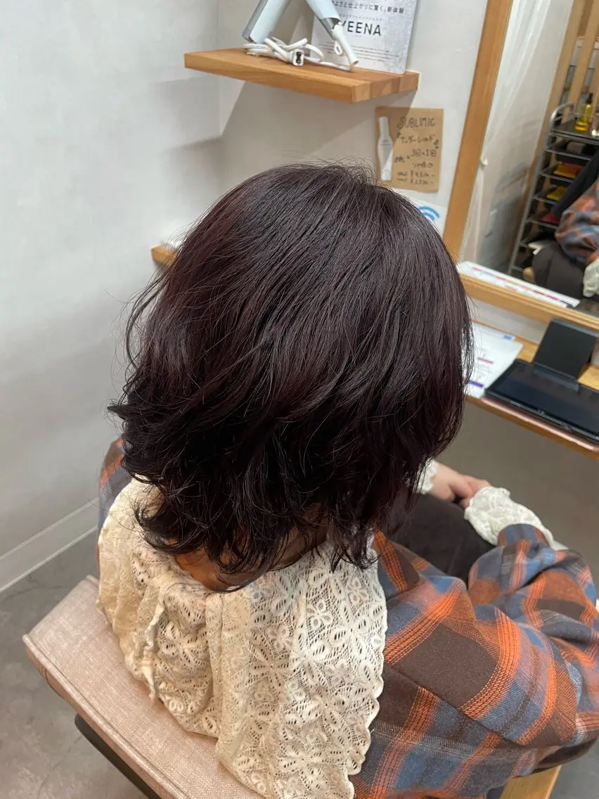 カラー パーマ ピンクカラー ピンクパープル ヘアカラー トリートメント モモ 【髪質改善】のヘアスタイル