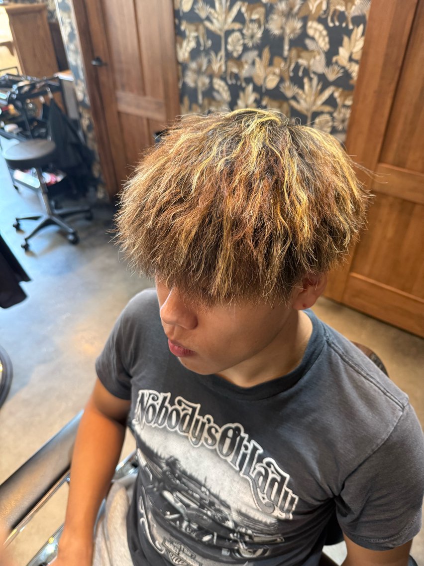 ミディアム メンズ ミディアムパーマ メンズブリーチ メンズメッシュ メンズパーマ カット ヘアカラー パーマ 田中 叶夢のヘアスタイル