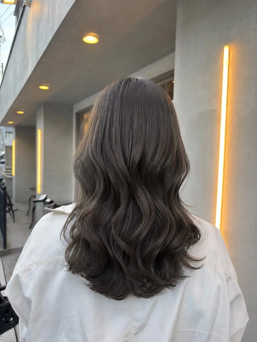 セミロング カラー グレージュ オリーブグレージュ オリーブグレー 髪質改善 カット ヘアカラー 安田 妃良のヘアスタイル