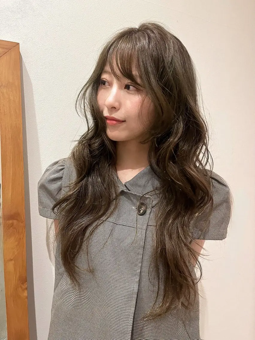ロング カラー ベージュカラー 透明感カラー オリーブベージュ ヘアカラー Fleur 西 優希のヘアスタイル
