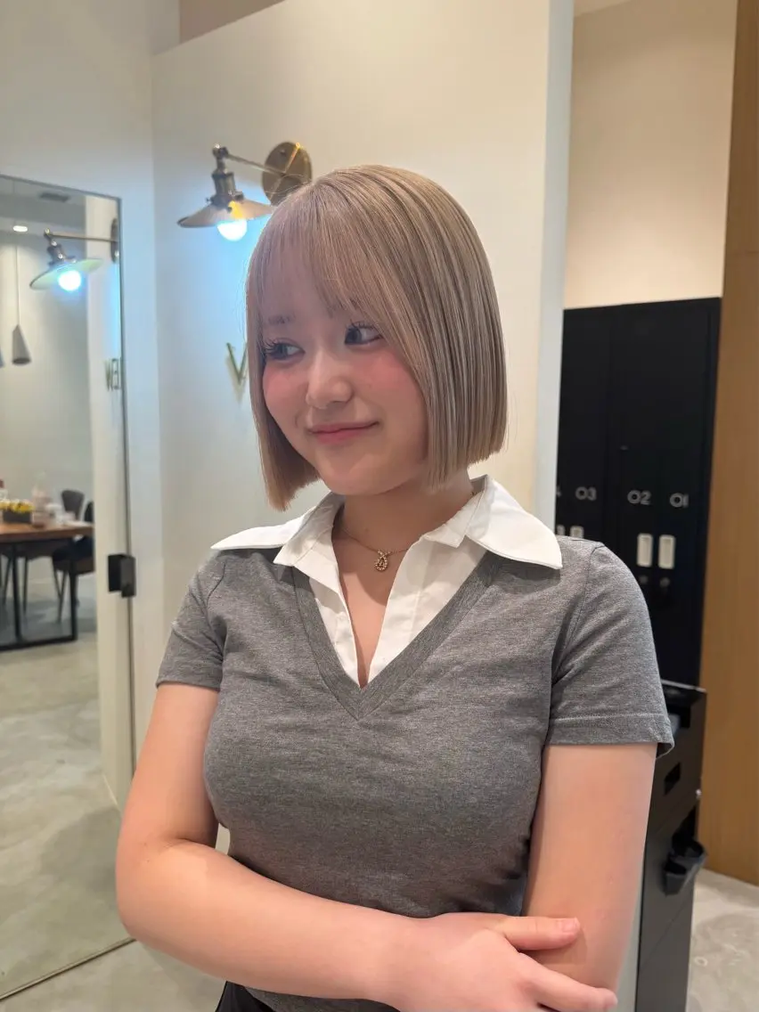 カラー ベージュカラー ブリーチ ミルクティーベージュ 縮毛矯正 ハイトーン/透明感 カラー/レイヤーのヘアスタイル