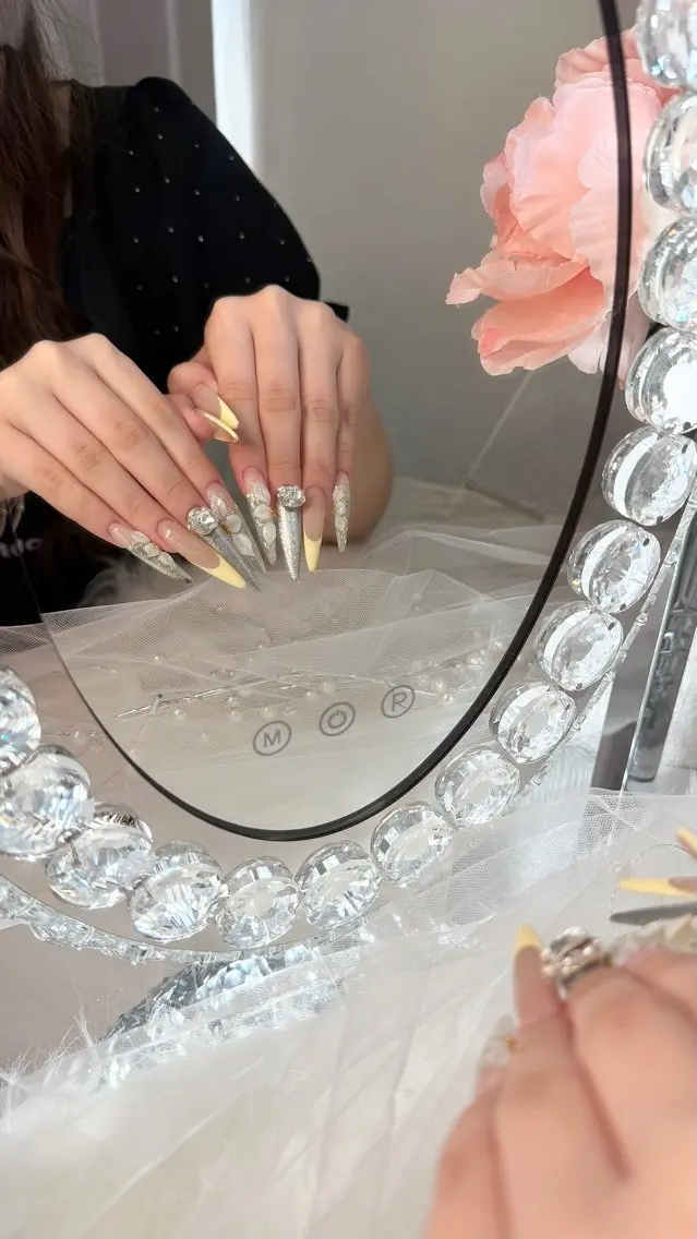 ネイル フレンチネイル ぷっくりネイル 黄色 サロンドルリエ Airiのネイルデザイン