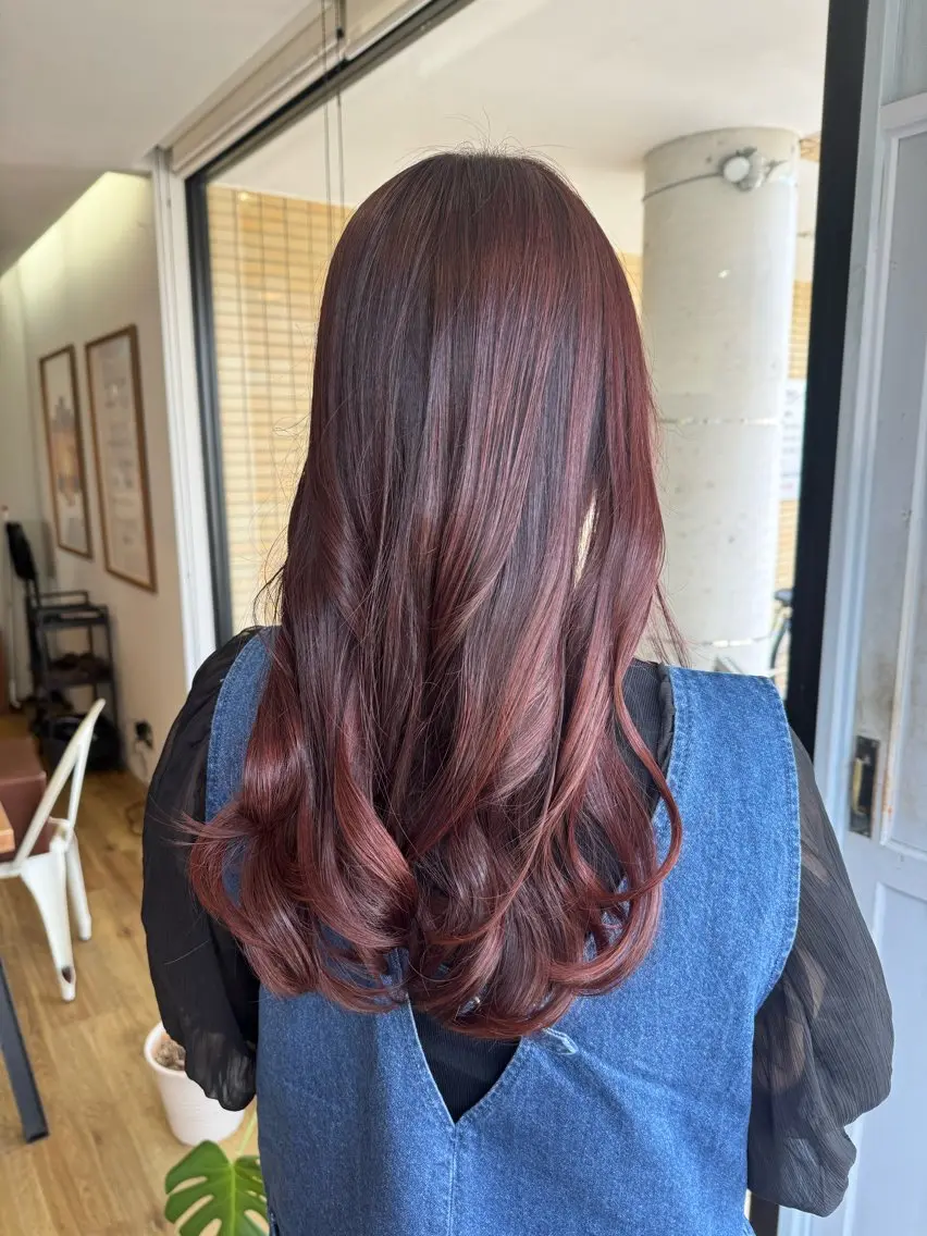 ロング カラー ボルドーカラー カット ヘアカラー トリートメント ツキダテ ユイのヘアスタイル