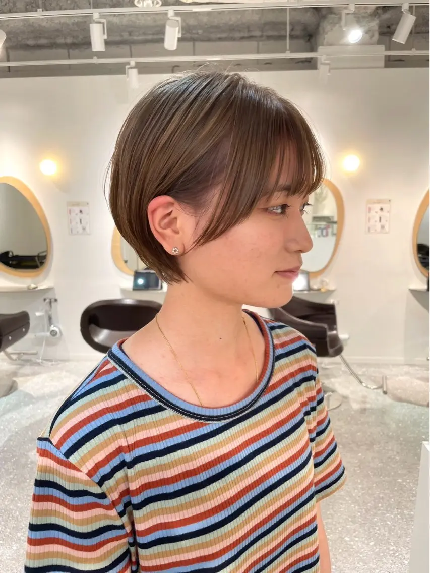 ショート 🧸柔らかベージュ/ 顔周りレイヤー/ミクのヘアスタイル