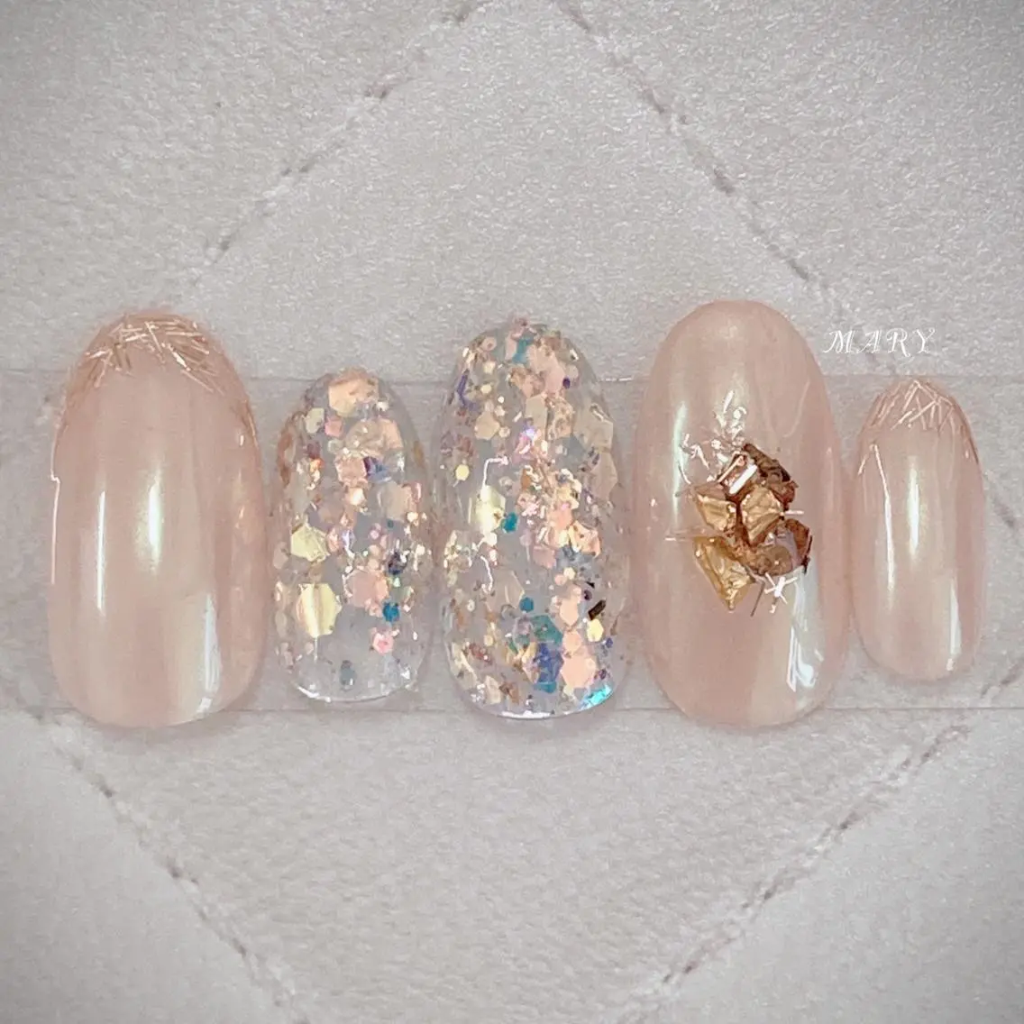 ネイル オーロラネイル ゴールド キラキラネイル ラメ(グリッター) ニュアンスネイル ハンドネイル Mary nail .narumiのネイルデザイン