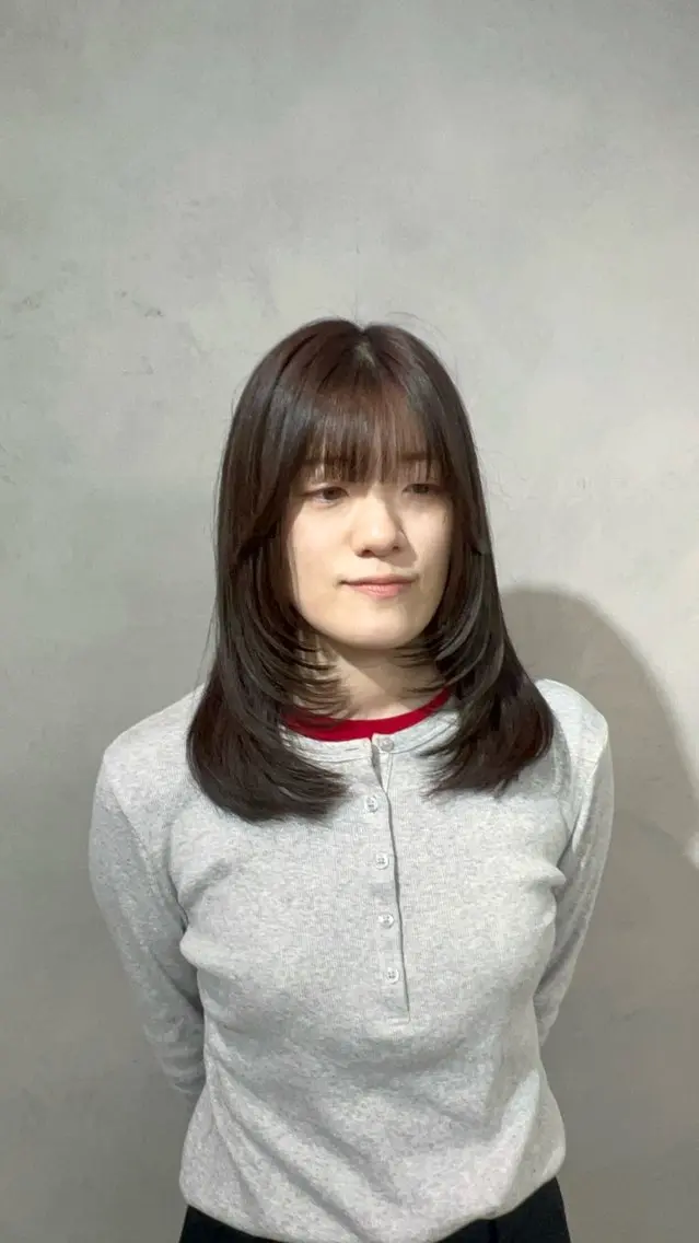 セミロング カラー 小森聖奈 韓国風レイヤーカットのヘアスタイル