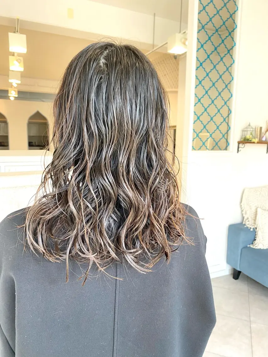 セミロング カット パーマ 饒平名 知也のヘアスタイル