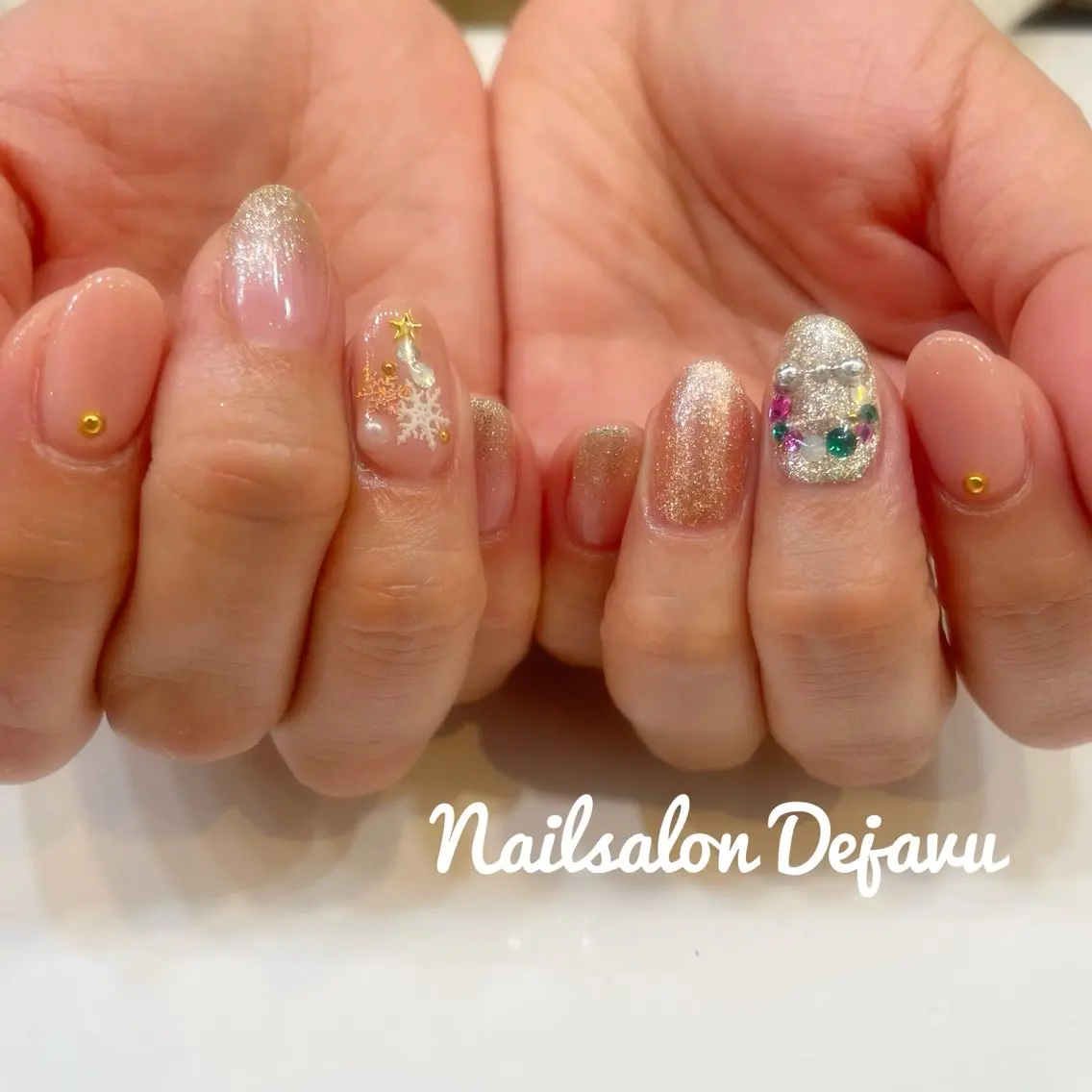ネイル ストーンネイル 冬ネイル クリスマス ハンドネイル Nail salon Dejavu 🌿のネイルデザイン