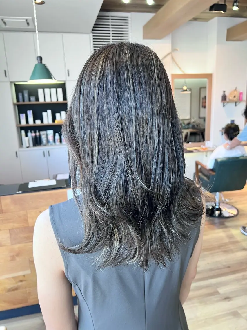 ロング カラー グレージュ ハイライトカラー ハイライト ヘアカラー トリートメント ツキダテ ユイのヘアスタイル