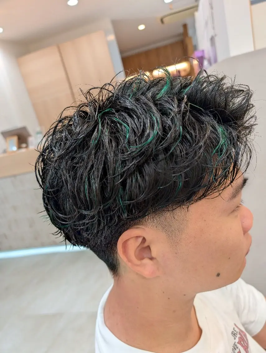 ショート パーマ メンズ フェザーパーマ メンズハイライト メンズパーマ ハイライト カット パーマ メンズパーマ特化 QOL札幌YUTOのヘアスタイル