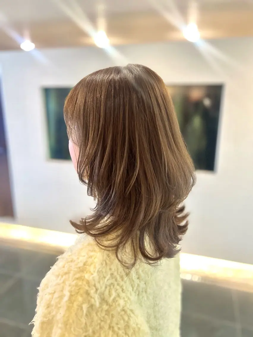 ミディアム カラー ミディアムレイヤー ベージュカラー オリーブベージュ くびれヘア レイヤーカット カット ヘアカラー トリートメント チーフデザイナー 若林　麻衣のヘアスタイル