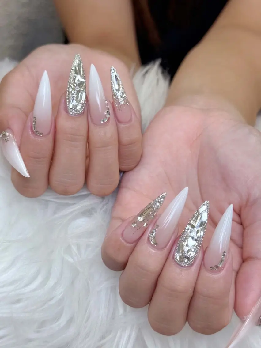 ネイル チークネイル ドット フレンチネイル グラデーション 韓国ネイル ハンドネイル Lisa Nail Salonのネイルデザイン