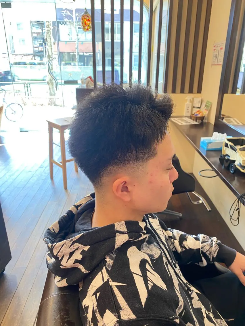 ショート メンズ フェードカット カット 白金/髪質改善/ダブ ルカラー/ハイトーンのヘアスタイル