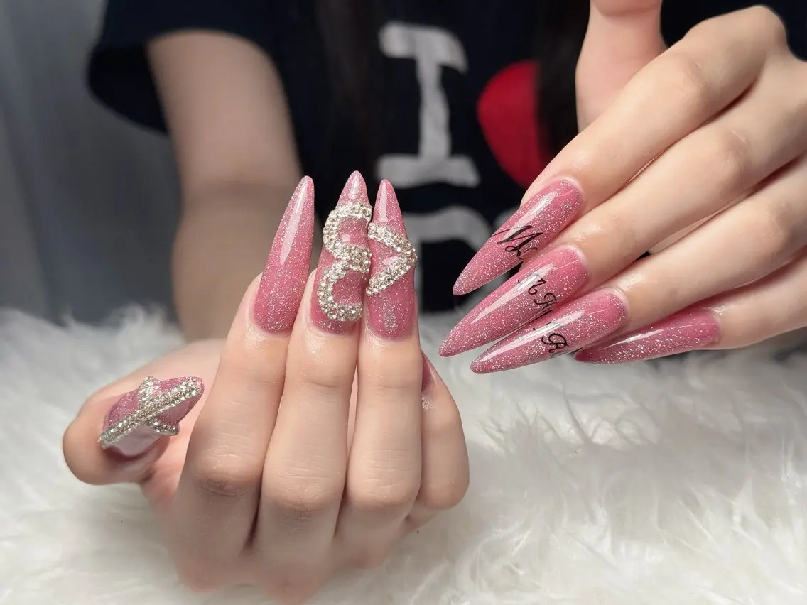 ネイル ガーリー キラキラネイル 韓国ネイル ロングネイル シンプルネイル ハンドネイル Genie Mika Nailsのネイルデザイン