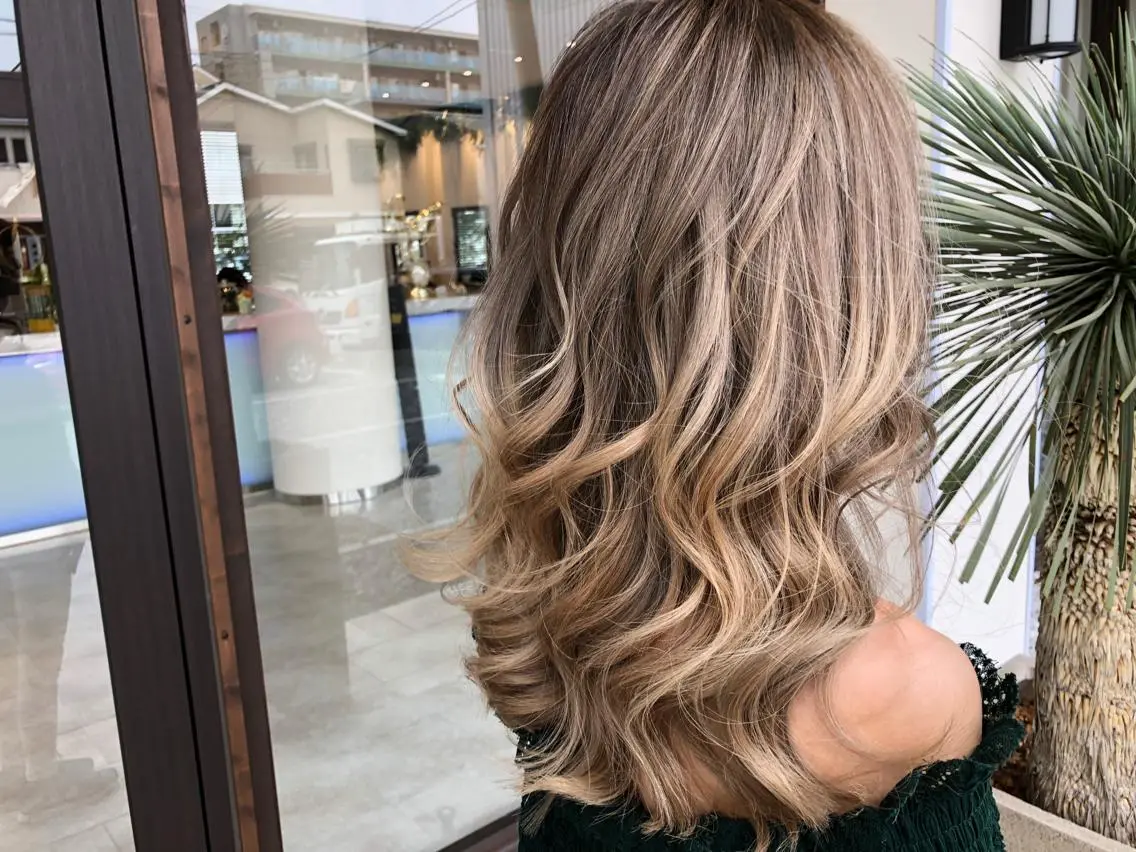 ロング ハイライト ヘアカラー トリートメント haretoki 髪質改善サロンのヘアスタイル