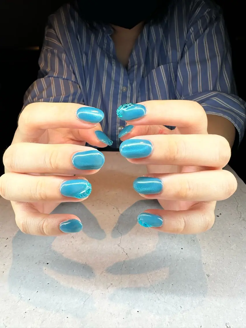 ネイル ブルー マグネットネイル ミラーネイル ニュアンスネイル ぷっくりネイル nailsalon Daphneのネイルデザイン