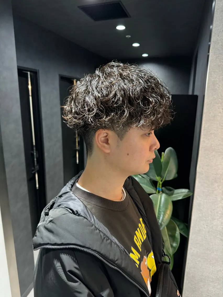 ショート カラー パーマ ヘアアレンジ メンズ メンズブリーチ センターパート メンズハイライト メンズハイトーン マッシュ カット パーマ トリートメント ヘッドスパ ヘアセット スパイキー/フェザー /波巻き/かいとのヘアスタイル