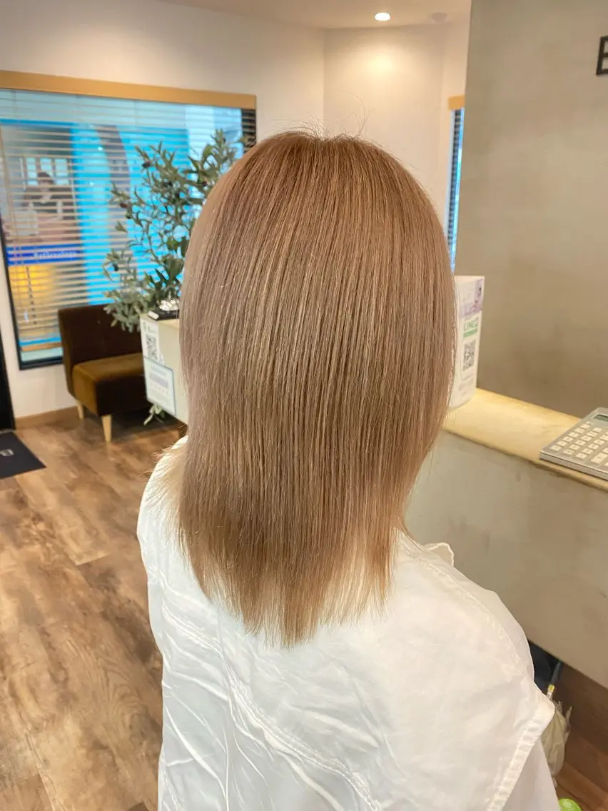 セミロング カラー ベージュカラー ミルクティーベージュ カット ヘアカラー 髙橋 怜司のヘアスタイル