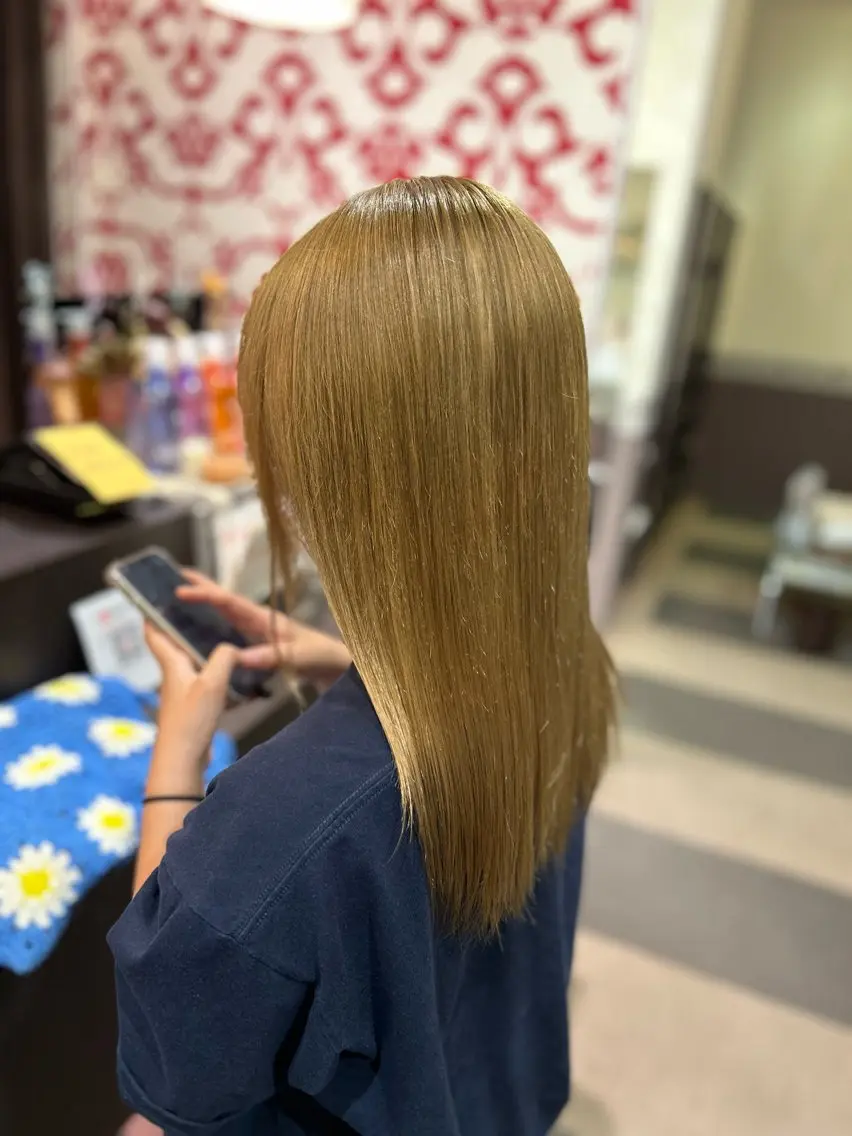 カラー ベージュカラー ブリーチ 縮毛矯正 🖌ハイトーン美容師 🎨伊藤冬都のヘアスタイル