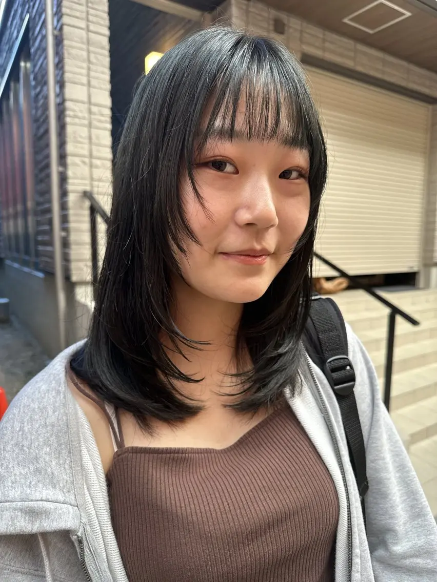 セミロング レイヤーカット ワンホンレイヤー カット ＲＩ ＨＯのヘアスタイル