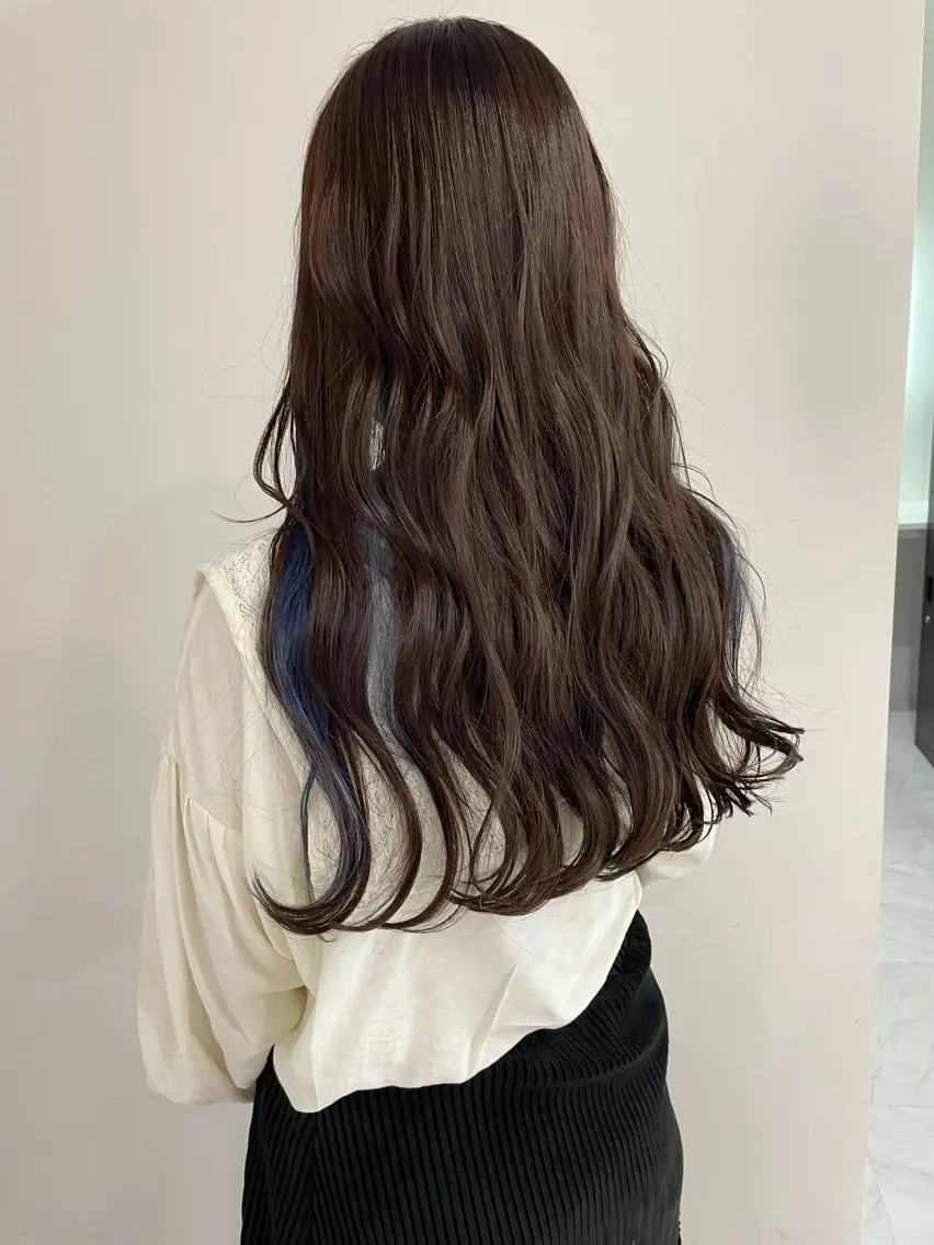 ロング カラー ブルーカラー イヤリングカラー 岩田 萌那のヘアスタイル