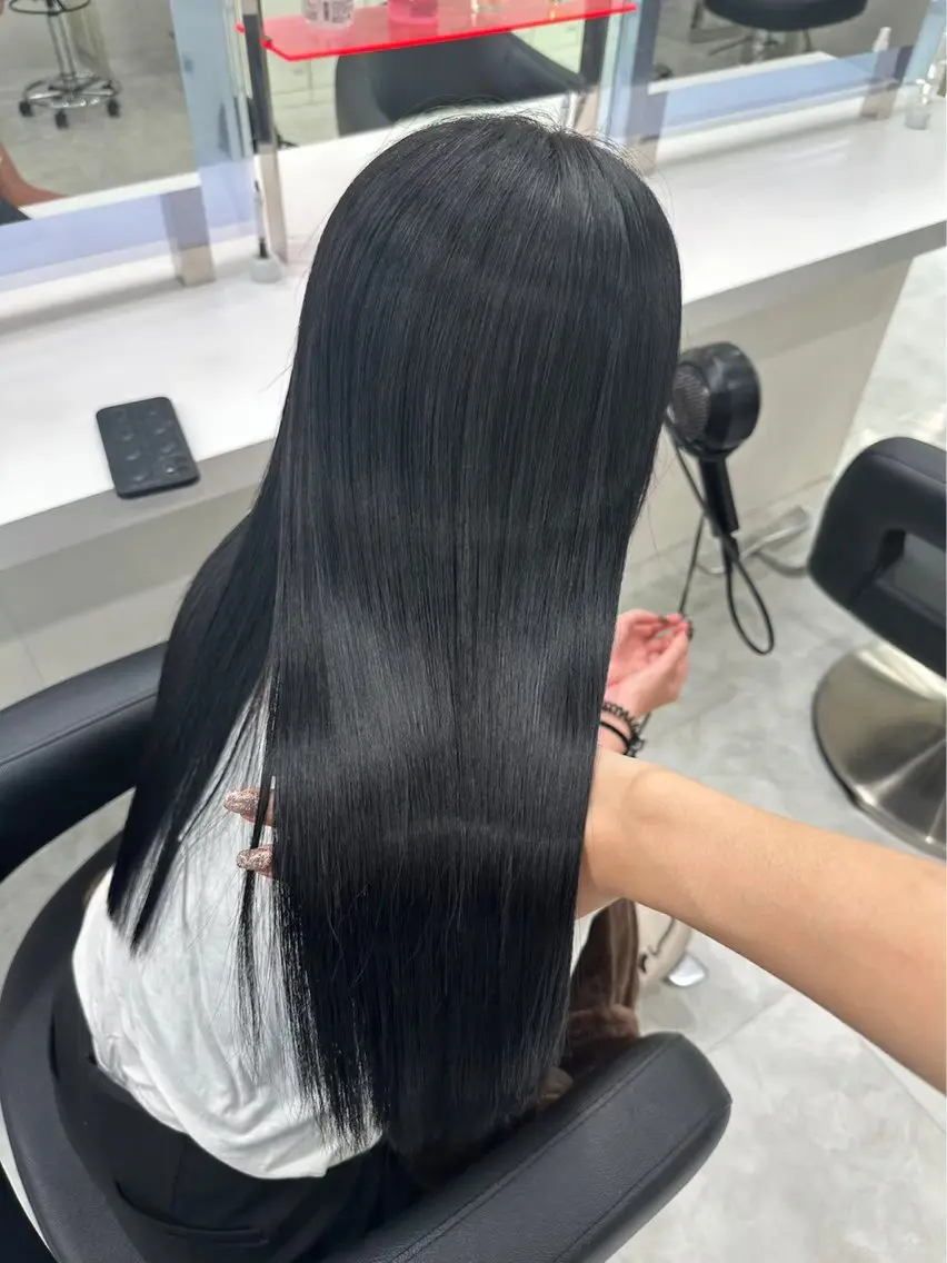 セミロング カット 縮毛矯正 暗髪うる艶ヘア🫧 yumi🐈‍⬛🪽のヘアスタイル