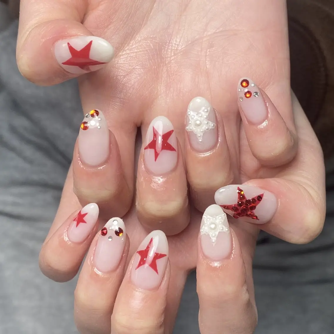 ネイル チークネイル フレンチネイル ジェルネイル ガーリー キラキラネイル ハンドネイル UM Nail Salonのネイルデザイン
