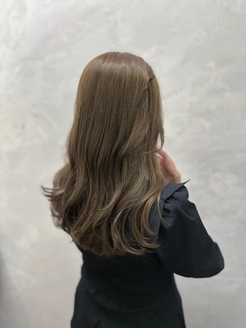 ロング カラー グレージュ kei_____ SALOWINのヘアスタイル