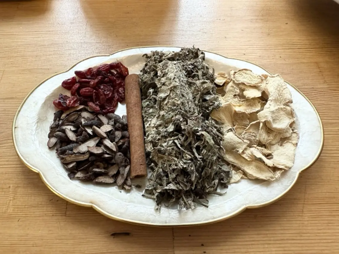 「漢方よもぎ蒸し45分¥3800」構成:よもぎ、香附、呉茱萸、シナモン、生姜。効能:子宮温めて月経整え、痛みも和らげ。の写真