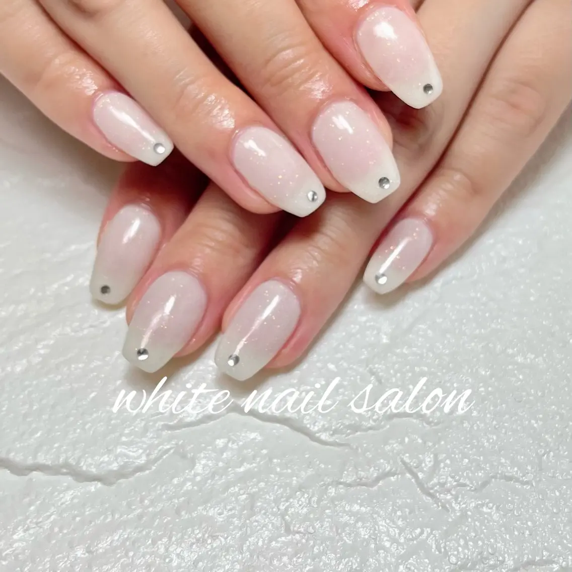 ネイル ラメ(グリッター) シンプルネイル ストーンネイル white nail salonのネイルデザイン