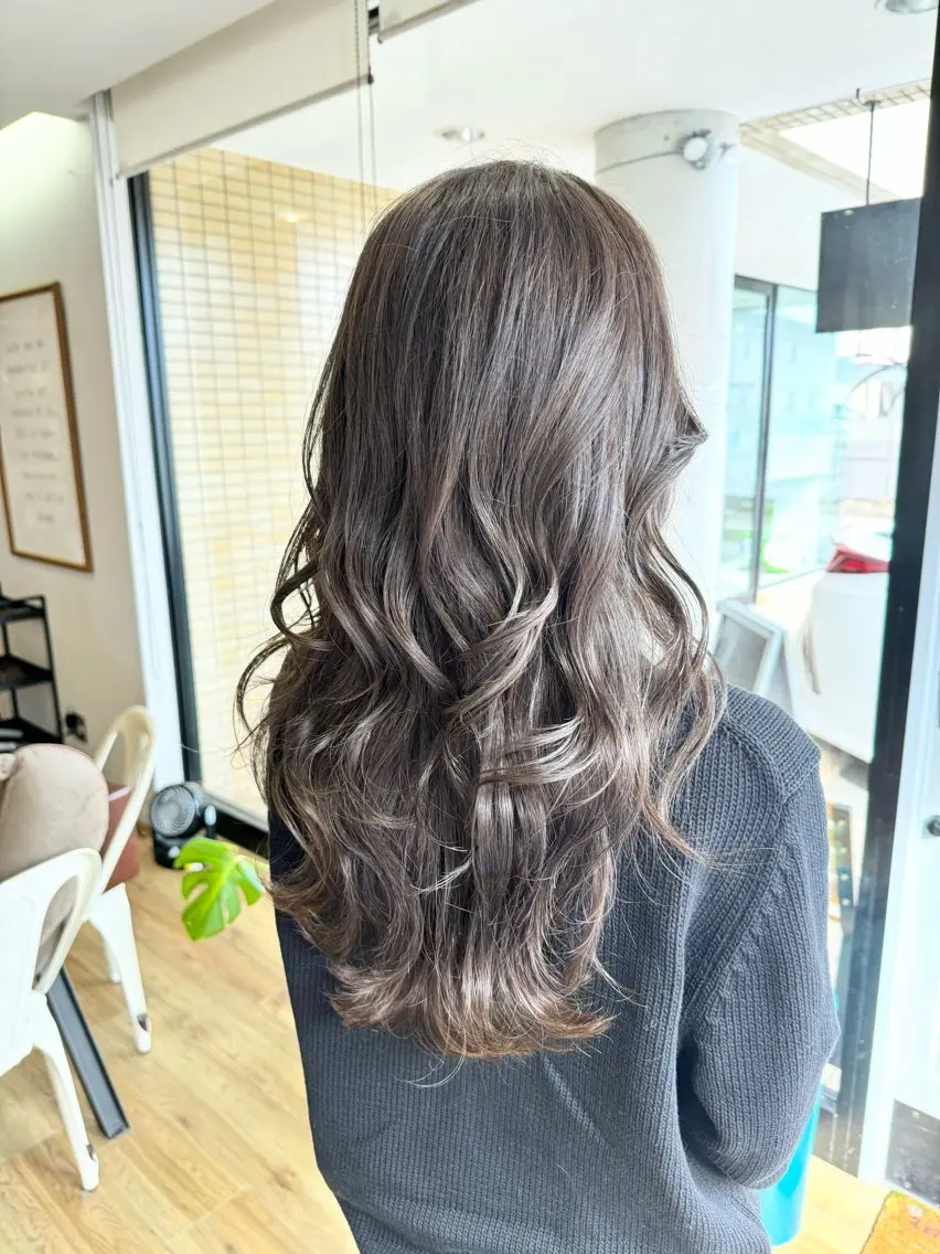 ロング カラー アッシュ アッシュグレー ハイライトカラー ハイライト ヘアカラー トリートメント ツキダテ ユイのヘアスタイル